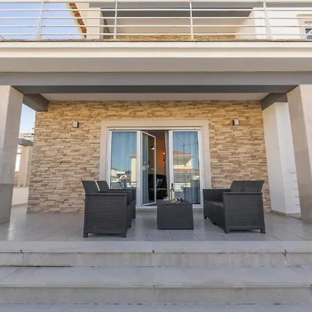 Nazarena Villa *